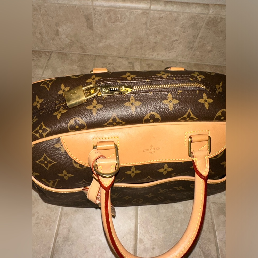 Louis Vuitton Deauville Vanity - Picture 7 of 17